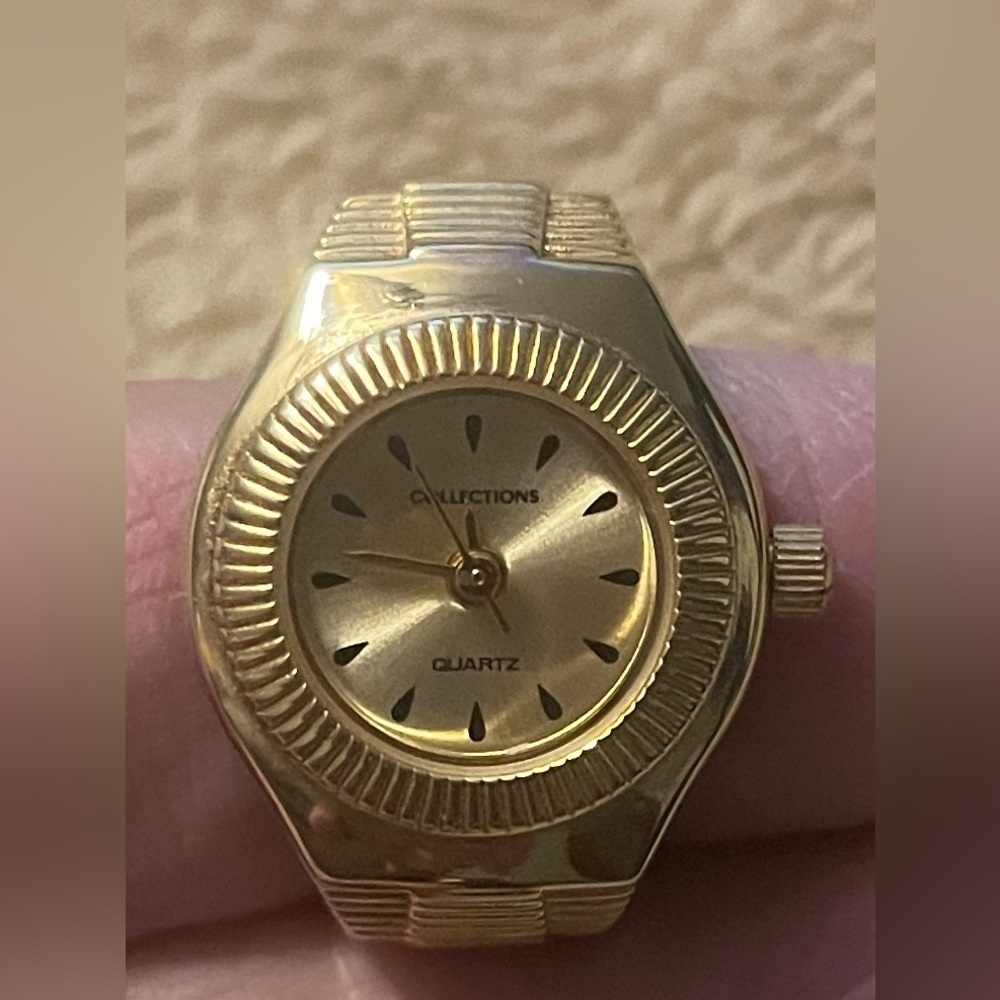 Gold ‘Quartz collections’ finger Watch.

 Cute and simple
EUC
Need battery
